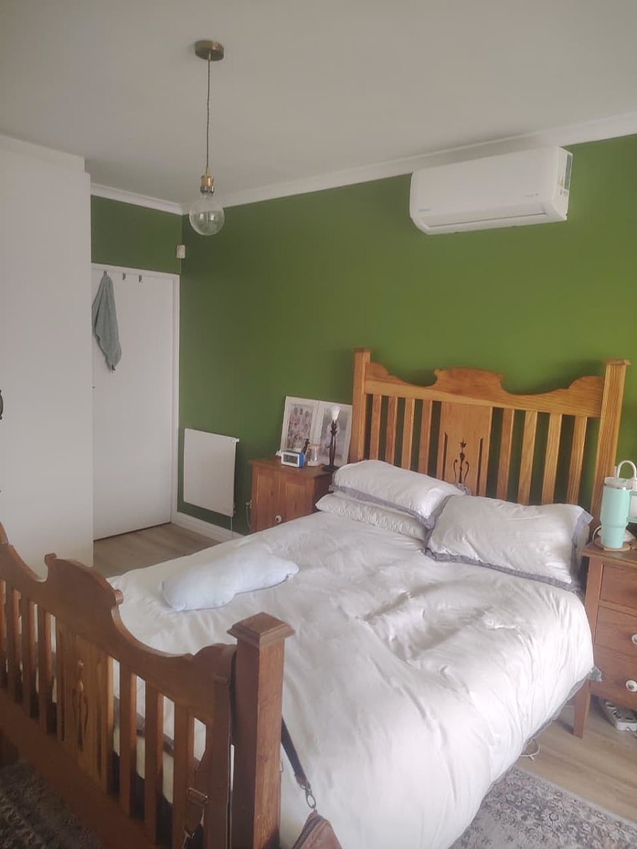 3 Bedroom Property for Sale in The Crest Western Cape